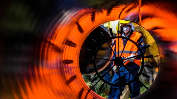 Un tecnico al lavoro sul tratto bulgaro del Balkan Stream, il gasdotto che via Mar Nero-Turchia-Bulgaria copre il fabbisogno della Serbia