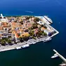 Una immagine aerea del porto di Zara in Croazia