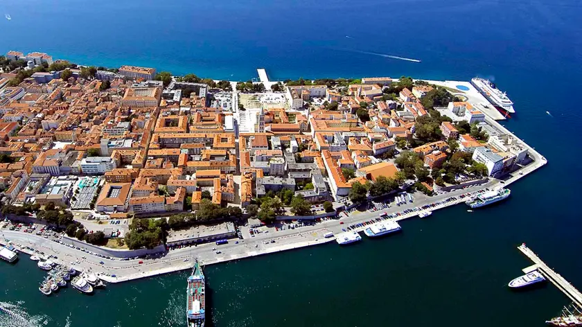 Una immagine aerea del porto di Zara in Croazia
