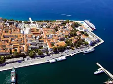 Una immagine aerea del porto di Zara in Croazia