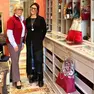 Loredana Roberti e Fabiana Paterniti all’interno del negozio Apfelbags in via Torrebianca, laddove fino a quindici anni fa c’era lo storico “Pizzi e merletti” Fotoservizio Lasorte
