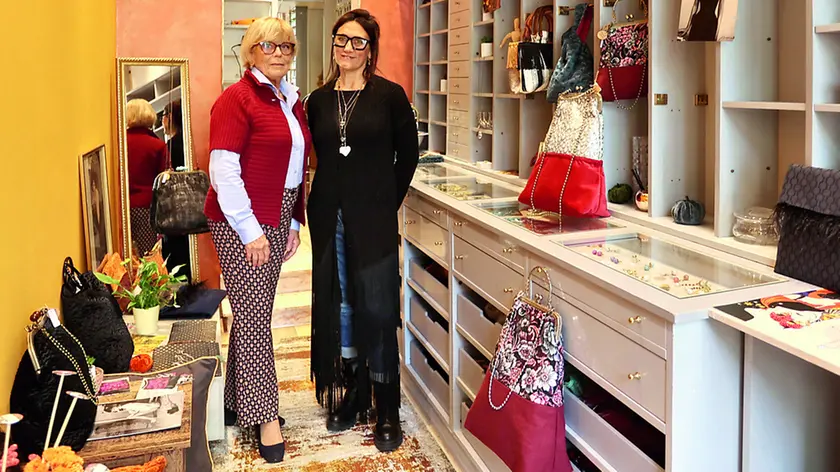 Loredana Roberti e Fabiana Paterniti all’interno del negozio Apfelbags in via Torrebianca, laddove fino a quindici anni fa c’era lo storico “Pizzi e merletti” Fotoservizio Lasorte