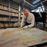 Il preside del Nautico Francesco Fazari nella biblioteca della scuola mostra Trieste su una mappa del secondo dopoguerra (Lasorte)
