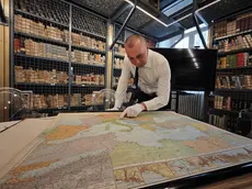 Il preside del Nautico Francesco Fazari nella biblioteca della scuola mostra Trieste su una mappa del secondo dopoguerra (Lasorte)