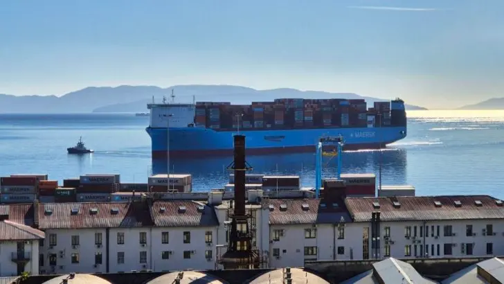 La portacontainer a Fiume (foto Voce del Popolo)