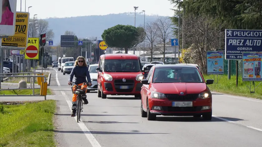 Vetture e biciclette in via Terza Armata