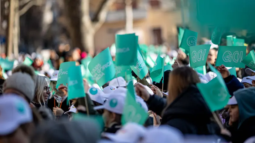 Bandierine di go!2025 sventolate durante la cerimonia inaugurale