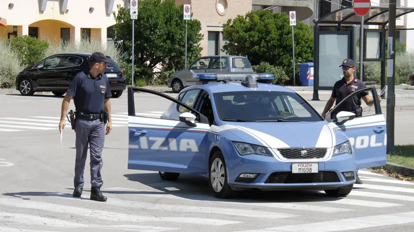 Una volante della Polizia durante un intervento