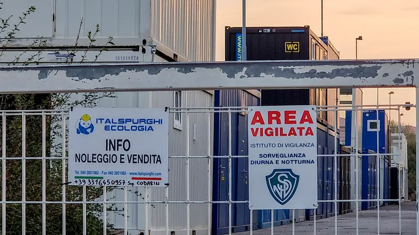 L’ingresso del deposito Foto Bonaventura