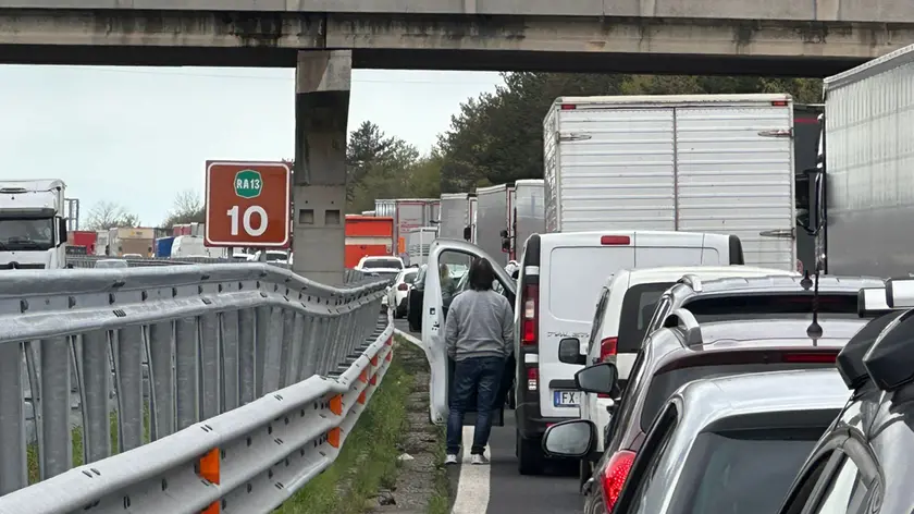 Traffico sul raccordo autostradale in una foto di repertorio