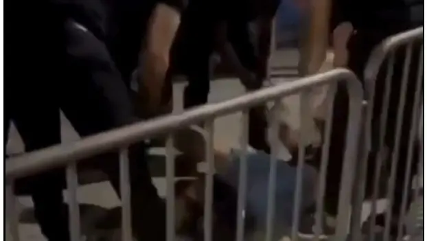 Un frame del video che aveva registrato il pestaggio ai danni del 19enne