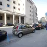 Automobili parcheggiate sulle strisce blu in via del Teatro Romano foto Andrea Lasorte