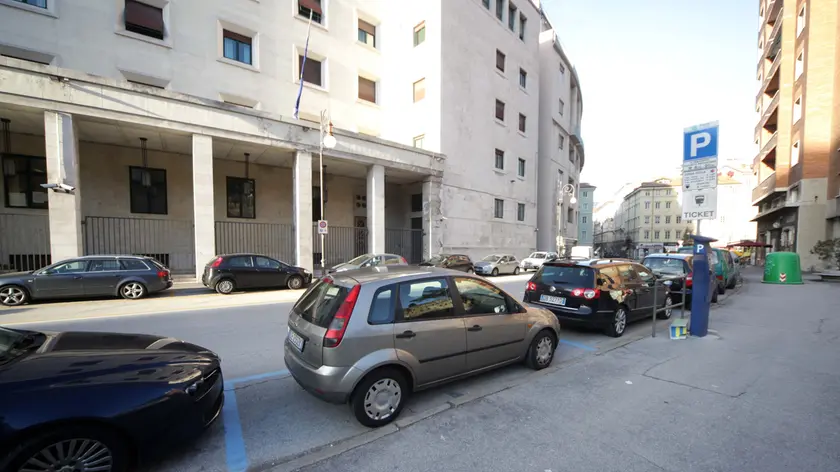 Automobili parcheggiate sulle strisce blu in via del Teatro Romano foto Andrea Lasorte