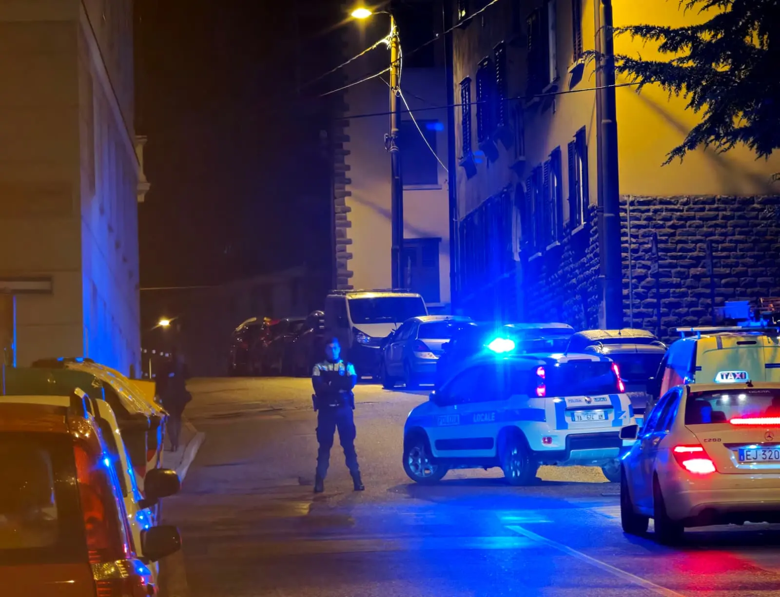 La Polizia locale in Strada vecchia dell'Istria chiusa al traffico dopo lo schianto. Foto Lasorte