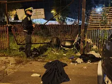 Lo scooter pesantemente danneggiato dopo lo schianto. Fotoservizio Lasorte