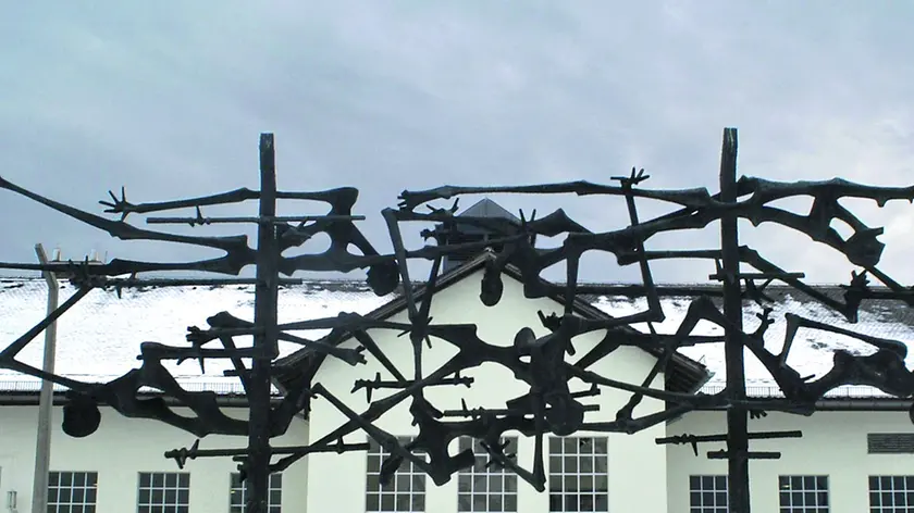 Il monumento che ricorda le vittime nel campo di concentramento di Dachau