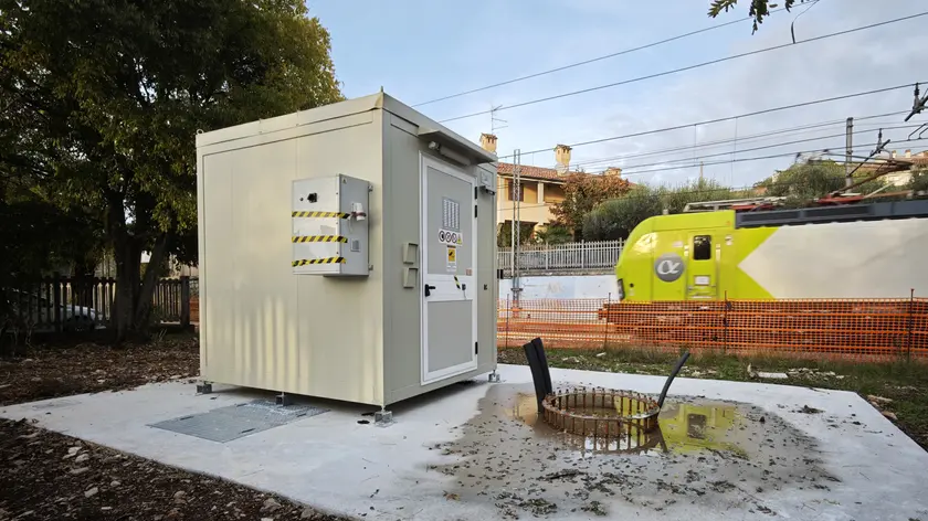 La base per l’antenna che sarà installata a Visogliano accanto alle abitazioni e alla ferrovia Foto Andrea Lasorte