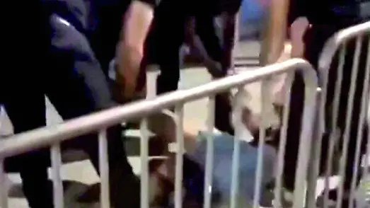 Un frame del video che aveva registrato il pestaggio ai danni del 19enne