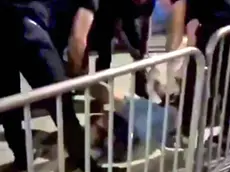 Un frame del video che aveva registrato il pestaggio ai danni del 19enne