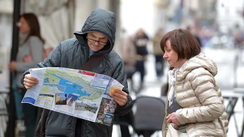 Turisti a Trieste in una giornata di pioggia (foto archivio Bruni)