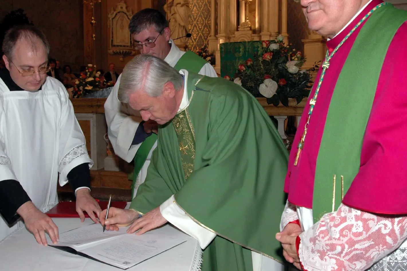 Don Sergio Ambrosi nella parrocchia di Cormons (archivio Bumbaca)