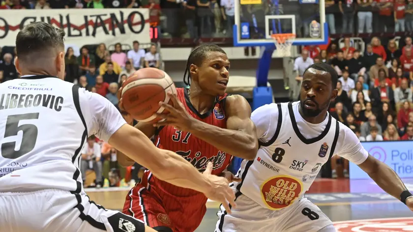 Jahmi'us Ramsey in azione durante il derby vinto contro l’Apu Udine Foto Bruni