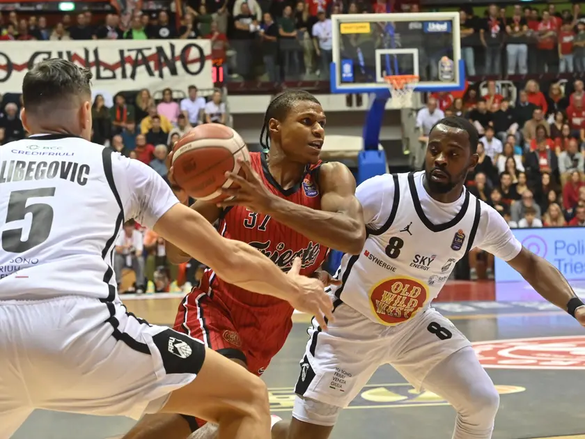 Jahmi'us Ramsey in azione durante il derby vinto contro l’Apu Udine Foto Bruni