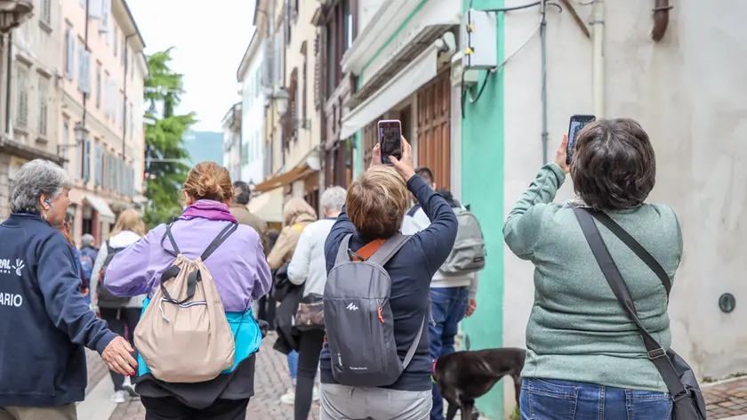Turisti in via Rastello (foto Tibaldi)