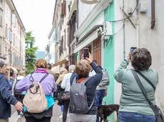 Turisti in via Rastello (foto Tibaldi)