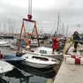 I vigili del fuoco al lavoro per recuperare la barca