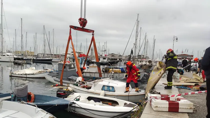 I vigili del fuoco al lavoro per recuperare la barca