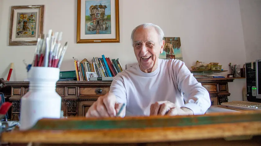 Aldo Bressanutti nella sua casa-atelier in viale San Marco. Oggi festeggerà il traguardo dei 102 anni (foto Bonaventura)