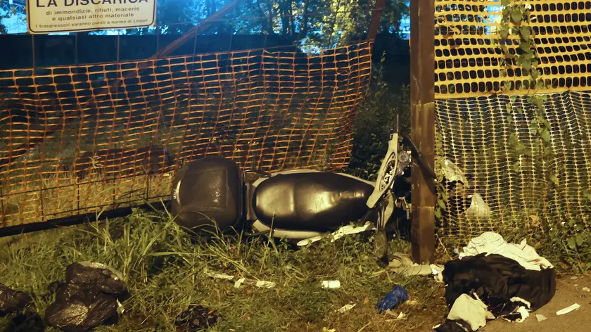Lo scooter dopo lo schianto in Strada vecchia dell'Istria (Lasorte)