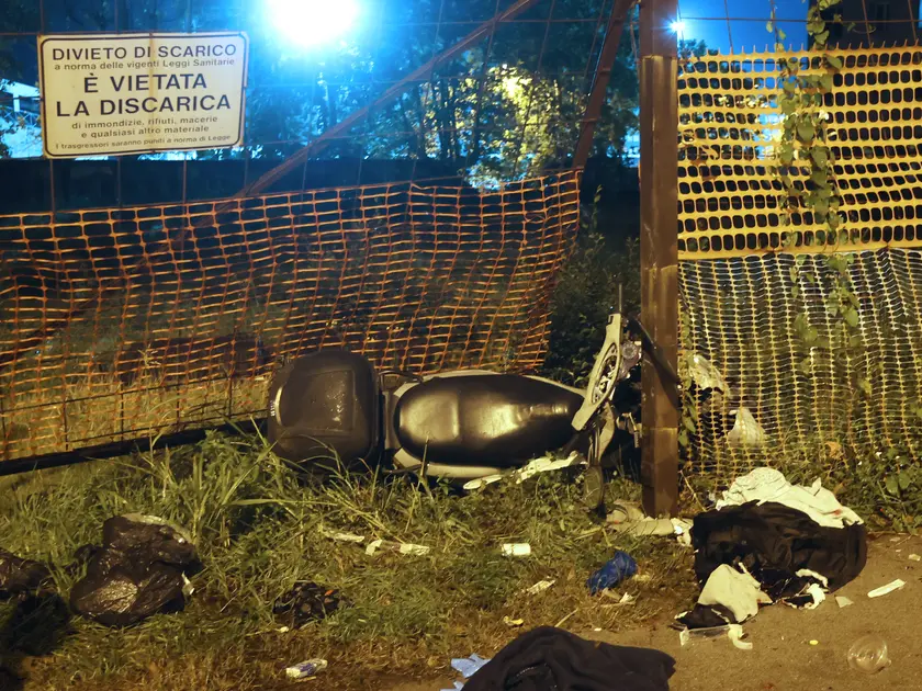 Lo scooter dopo lo schianto in Strada vecchia dell'Istria (Lasorte)