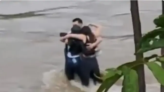 L’abbraccio tra i tre ragazzi nel Natisone diventato il simbolo della tragedia consumatasi a Premariacco