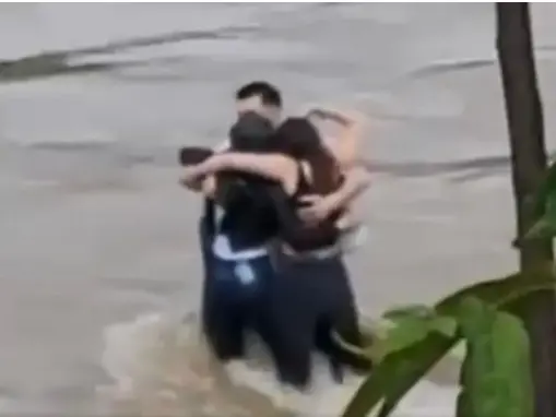 L’abbraccio tra i tre ragazzi nel Natisone diventato il simbolo della tragedia consumatasi a Premariacco