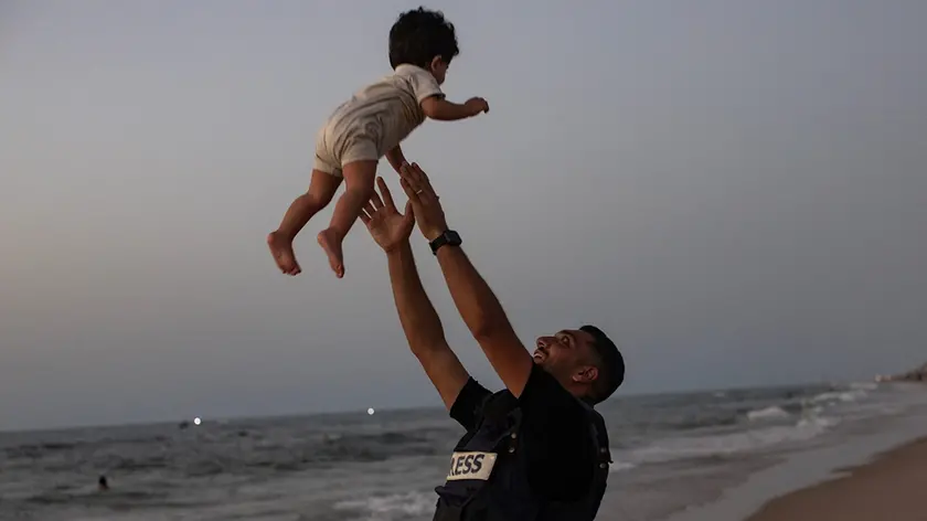 Lo scatto di Haitham Imad (Epa) vincitore della categoria Fotografia