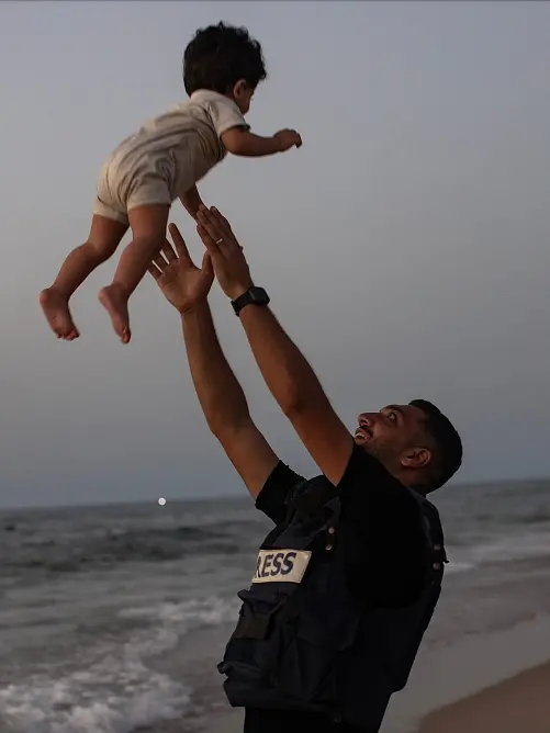 Lo scatto di Haitham Imad (Epa) vincitore della categoria Fotografia