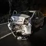 Una delle due auto coinvolte nello schianto frontale (fotoservizio Andrea Lasorte)