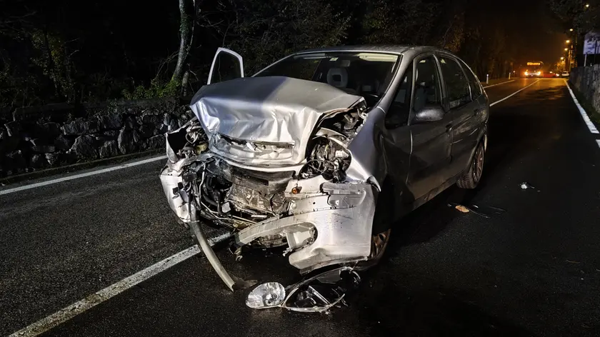 Una delle due auto coinvolte nello schianto frontale (fotoservizio Andrea Lasorte)