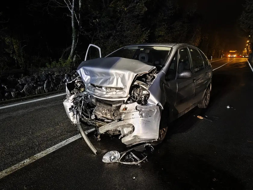 Una delle due auto coinvolte nello schianto frontale (fotoservizio Andrea Lasorte)