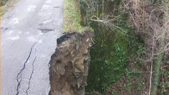 Una strada dissestata dopo il maltempo a Tarcento