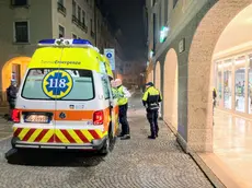 Un intervento dell'ambulanza in una zona a traffico limitato