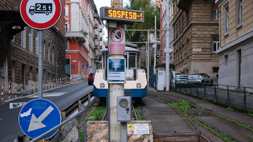 La fermata sospesa in via Commerciale (fotoservizio Massimo Silvano)