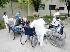 Anziani assistiti in una casa di riposo
