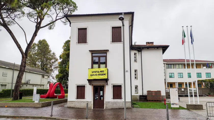 L’ingresso del bar ricavato dal Comune al piano terra di Villa Settimini a Pieris (Foto Bonaventura)
