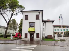L’ingresso del bar ricavato dal Comune al piano terra di Villa Settimini a Pieris (Foto Bonaventura)