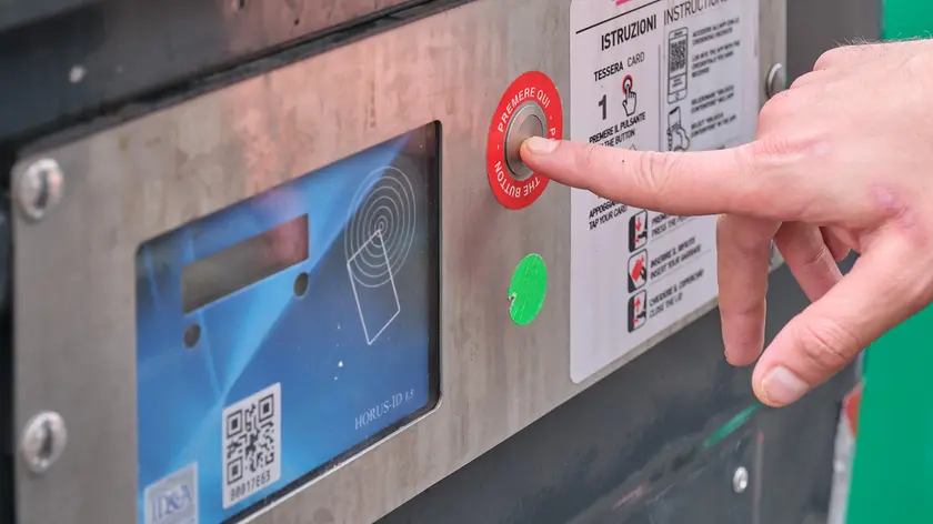 I nuovi cassonetti intelligenti (fotoservizio Massimo Silvano)