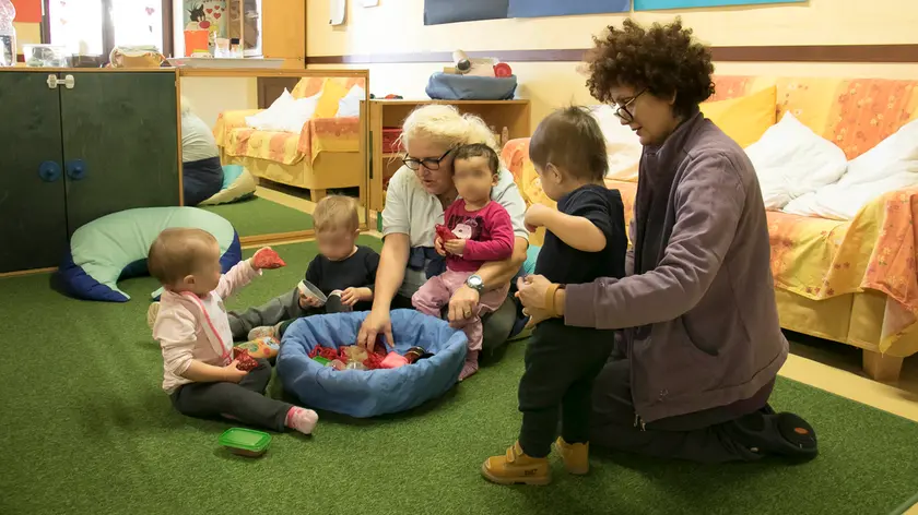 Maestre e bimbi in un asilo nido di Monfalcone in una foto di repertorio