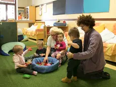 Maestre e bimbi in un asilo nido di Monfalcone in una foto di repertorio